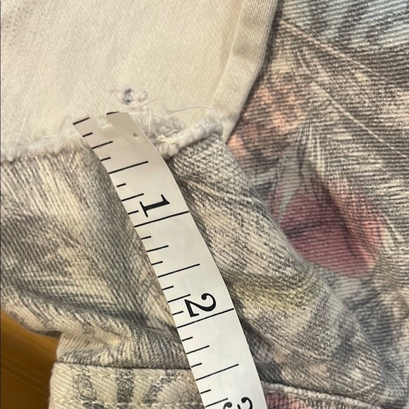 PAIGE x LIBERTY Shorts Womens Size 29 Ivory Feathers Silverlake
Cut-Off Denim - Picture 8 of 8